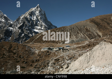 Mount Taboche (6.542 m) in der Khumbu-Region im Himalaya, Nepal. Thukhla Dorf sieht man im Vordergrund. Stockfoto