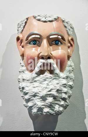 polychrome hölzernen Tänzer Maske Alter Mann mit leuchtend blauen Augen, die langen, weißen Bart im Museo de Arte Popular Mexiko-Stadt angezeigt Stockfoto