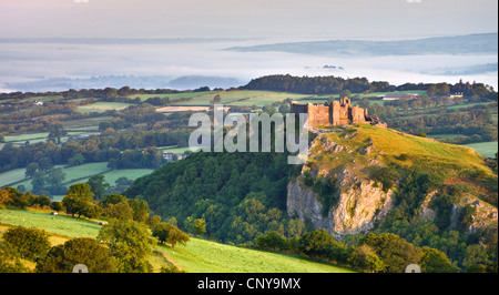 Position Cennen Castle in der Morgendämmerung an einem dunstigen Sommermorgen, Brecon-Beacons-Nationalpark, Carmarthenshire, Wales Stockfoto