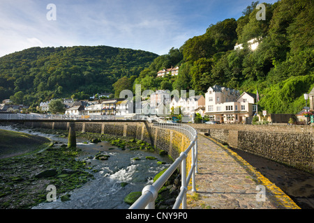 Küstennahen Dorf von Lynmouth auf einem Sommer-Morgen, Exmoor National Park, Devon, England. Sommer (2009) Stockfoto