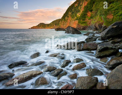 Wellen abstürzen an den felsigen Küsten von Woody Bay bei Flut, Exmoor National Park, Devon, England. (August) im Sommer 2009 Stockfoto