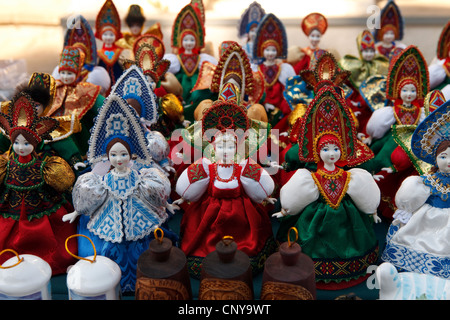 Russland, Suzdal Souvenir Puppen in traditioneller Tracht auf Flohmarkt Stockfoto
