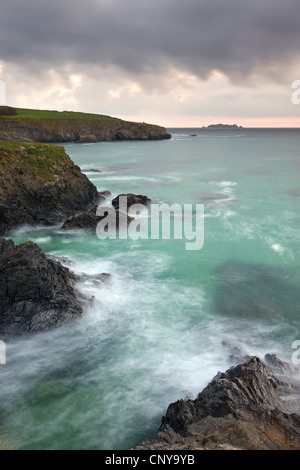 Gulland Rock am Horizont von den Klippen oberhalb Harlyn Bay, North Cornwall, England. Frühjahr 2010 (Mai). Stockfoto