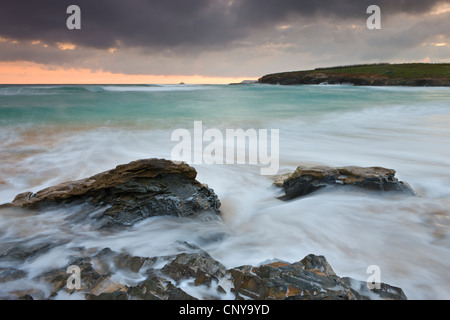 Ankommenden Wellen Anstieg auf der sandigen Küste Harlyn Bay in North Cornwall, England. Frühjahr 2010 (Mai). Stockfoto