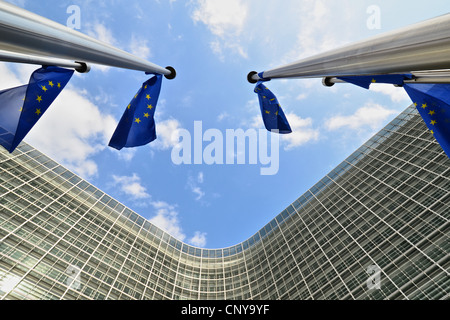 Fahnenmasten und Europäische Union Fahnen vor dem Sitz der Europäischen Kommission Berlaymont-Gebäude in Brüssel, Belgien Stockfoto