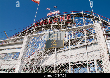 City of New York Parks & Recreation ausgeschildert außen Coney Island Cyclone. Stockfoto