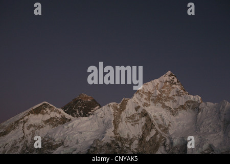 Sonnenuntergang über den Mount Everest (8.848 m) in der Khumbu-Region im Himalaya, Nepal. Stockfoto