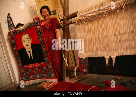 Teppichweberei Werkstatt hergestellten Teppiche mit Kunden Fotos in Chiwa, Usbekistan. Stockfoto