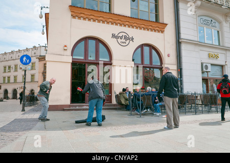 Straßenmusikant an der Vorderseite des Hard Rock Cafe in Krakau, Polen. Stockfoto