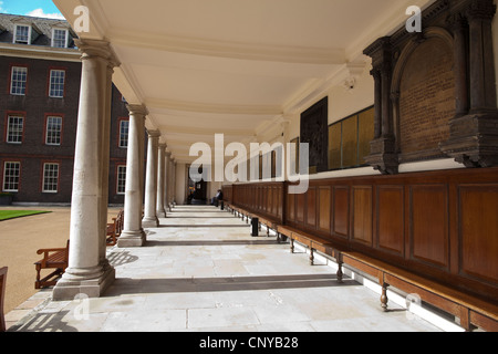 Sonnendurchflutetes Kolonnade im Innenhof bei The Royal Hospital Chelsea, Chelsea, London, Vereinigtes Königreich Stockfoto