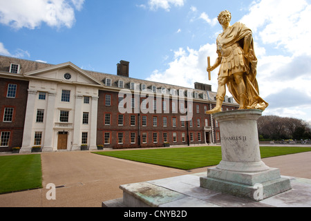 Abbildung Gericht mit Statue von König Charles II vor The Long Ward am Royal Hospital Chelsea, London, Vereinigtes Königreich Stockfoto