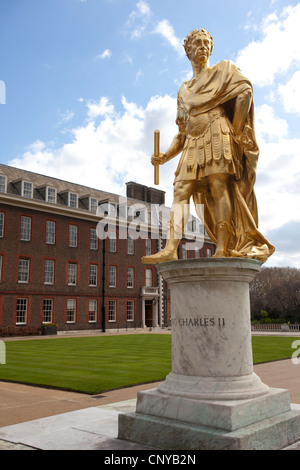 Abbildung Gericht mit Statue von König Charles II vor The Long Ward am Royal Hospital Chelsea, London, Vereinigtes Königreich Stockfoto