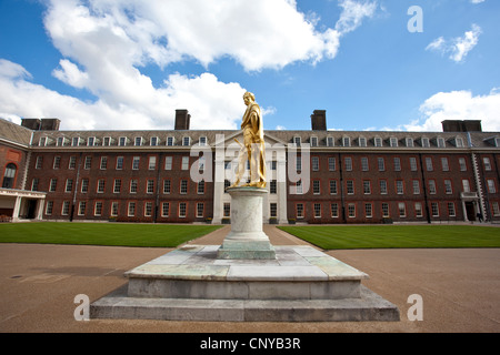 Abbildung Gericht mit Statue von König Charles II vor The Long Ward am Royal Hospital Chelsea, London, Vereinigtes Königreich Stockfoto