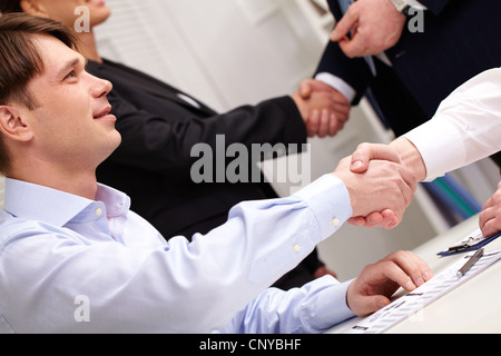 Gruppe von Geschäftsleuten Händeschütteln fruchtbare Partnerschaft zu feiern Stockfoto