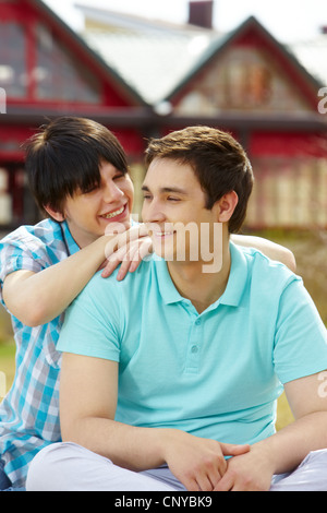 Vertikale Aufnahme von jungen Homosexuellen an einem sonnigen Sommertag Stockfoto
