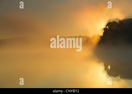 Herbst Nebel über See Poehl bei Sonnenaufgang, Deutschland, Sachsen, Vogtland Stockfoto