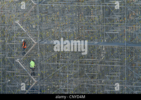 Zwei Arbeiter auf riesigen Gerüst zu arbeiten Katowice Bahnhofsgelände. Polen. Stockfoto
