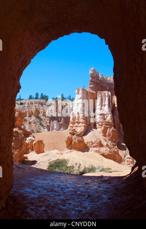 Blick durch die Fenster ein Fels im Bryce Canyon, USA, Utah, Bryce-Canyon-Nationalpark Stockfoto