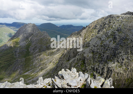 Mount Tryfan und Borstig Ridge zu Glyder Fach von Y Gribin Teil der Bochlwyd Hufeisen in Berge von Snowdonia Nationalpark Wales UK Großbritannien Stockfoto