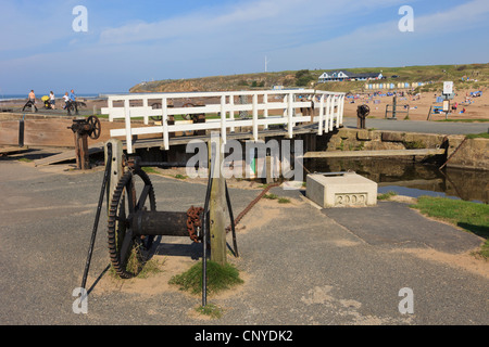 Das Ende der Bude Kanal durch die einzige Hand betrieben Meer Schleusentore in England. Bude, Cornwall, England, Vereinigtes Königreich, Großbritannien. Stockfoto