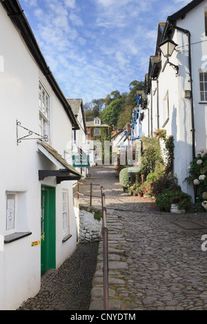 Blick auf den schmalen, steilen gepflasterten Straße im malerischen Dorf Clovelly, North Devon, England, Großbritannien, Großbritannien. Stockfoto