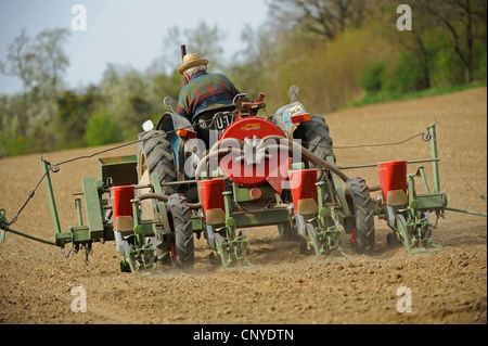 Landwirt auf einem Trecker Pflügen seine Acre, Österreich Stockfoto