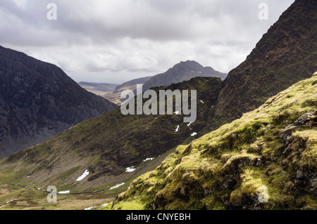 Blick auf Tryfan jenseits Yr Esgair Ridge auf Foel Goch von Bwlch y Brecan über Nant Ffrancon Tal in die Berge von Snowdonia UK Stockfoto