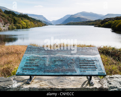 Llyn Padarn See entlang nach Mount Snowdon mit Plakette im Vordergrund in Snowdonia anzeigen Brynrefail Llanberis Gwynedd North Wales UK Stockfoto