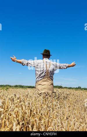 Brot, Weizen, kultivierte Weizen (Triticum Aestivum), Bauer stehen in seinen reifen Weizen zufrieden verbreiten seine Arme, Deutschland Stockfoto