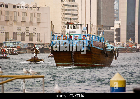 Abras, traditionelle Wasser Taxis und Dhaus, Dubai Creek, Vereinigte Arabische Emirate Stockfoto