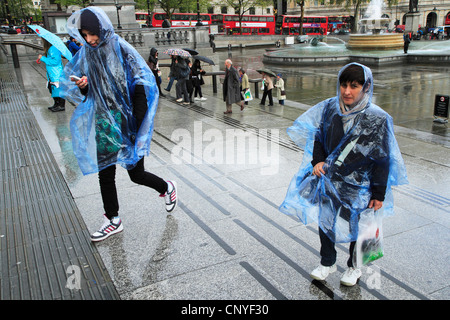 Touristen im Regen, London UK Stockfoto