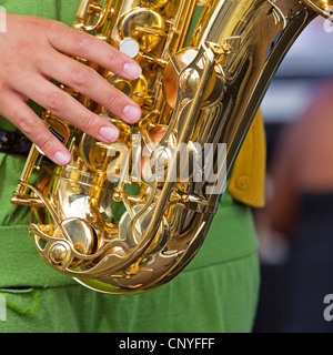 Ein Saxophonist spielt beim Hafenfest in Bristol in 2010 Stockfoto