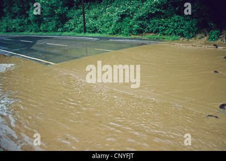 überflutete Straße nach einem schweren Rainshower, Essen, Ruhrgebiet, Nordrhein-Westfalen, Deutschland Stockfoto