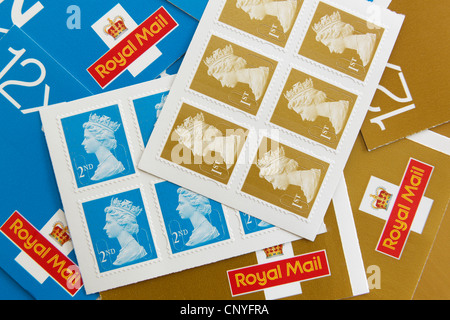 UK, Großbritannien. Royal Mail erster und zweiter Klasse Briefmarken und Stempel Bücher Stockfoto