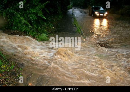 überflutete Straße nach einem schweren Rainshower, Essen, Ruhrgebiet, Nordrhein-Westfalen, Deutschland Stockfoto