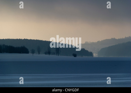 Winterlandschaft bei Sonnenaufgang am See Poehl, Deutschland, Sachsen, Vogtland Stockfoto