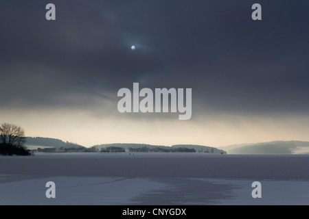 Winterlandschaft bei Sonnenaufgang am See Poehl, Deutschland, Sachsen, Vogtland Stockfoto