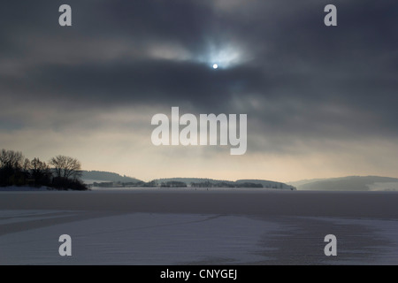 Winterlandschaft bei Sonnenaufgang am See Poehl, Deutschland, Sachsen, Vogtland Stockfoto