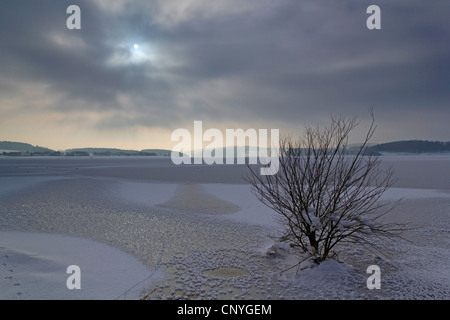 Winterlandschaft bei Sonnenaufgang am See Poehl, Deutschland, Sachsen, Vogtland Stockfoto