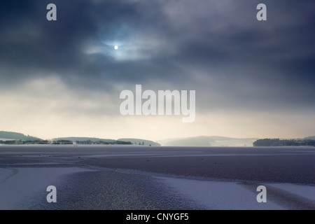 Winterlandschaft bei Sonnenaufgang am See Poehl, Deutschland, Sachsen, Vogtland Stockfoto