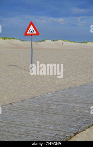 Boardwalk am Sandstrand und Warnsignal für Zeichnungen, Niederlande, Cadzand Stockfoto