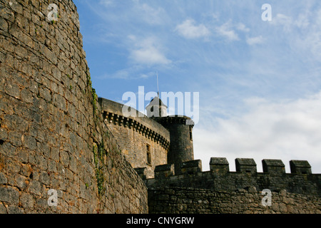 Der Bergfried und die Stadtmauer von Chateau de Bonaguil in der Nähe von Fumel Lot-et-Garonne Stockfoto