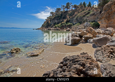 Felsiger Strand in der Nähe von Nea Fokia, Halbinsel Kassandra, Chalkidiki, Zentralmakedonien, Griechenland Stockfoto