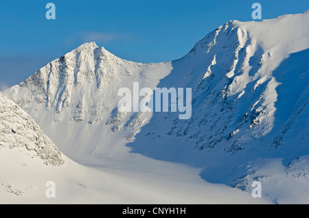 schneebedeckte Berggipfel im Tal Stuor Reaiddavaggi, Kebnekaise fiel, Schweden, Lappland, Norrbotten Stockfoto