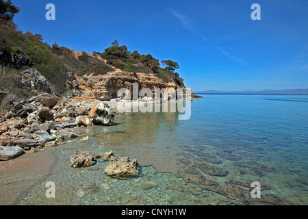 Felsiger Strand in der Nähe von Nea Fokia, Halbinsel Kassandra, Chalkidiki, Zentralmakedonien, Griechenland Stockfoto