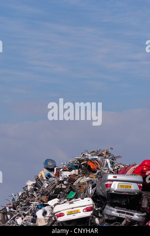 Autoschrott und Metall am Schrottplatz recycler Stockfoto