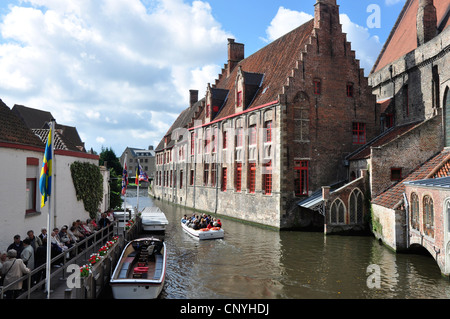 Belgien - Brügge - Kanal-Tour-Boot-Station - Stoofstraat - Str. Johns Krankenhaus und Memling Museum Gebäude Stockfoto