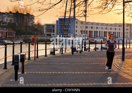 Eine junge Frau Joggen Hannover Kai im Zentrum von Bristol, UK Stockfoto