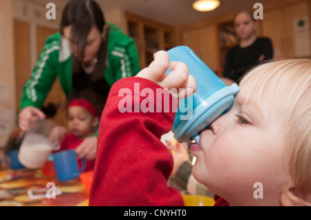 Kinder in einem Kindergarten Stockfoto