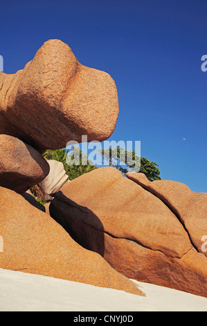 Granitfelsen am Strand von Petite Anse, Seychellen, La Digue Stockfoto